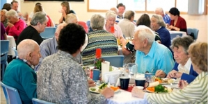 Avustralya’nın Clarence Kenti Yaşlıları Sağlıklı Yemekle Bir Araya Getiriyor